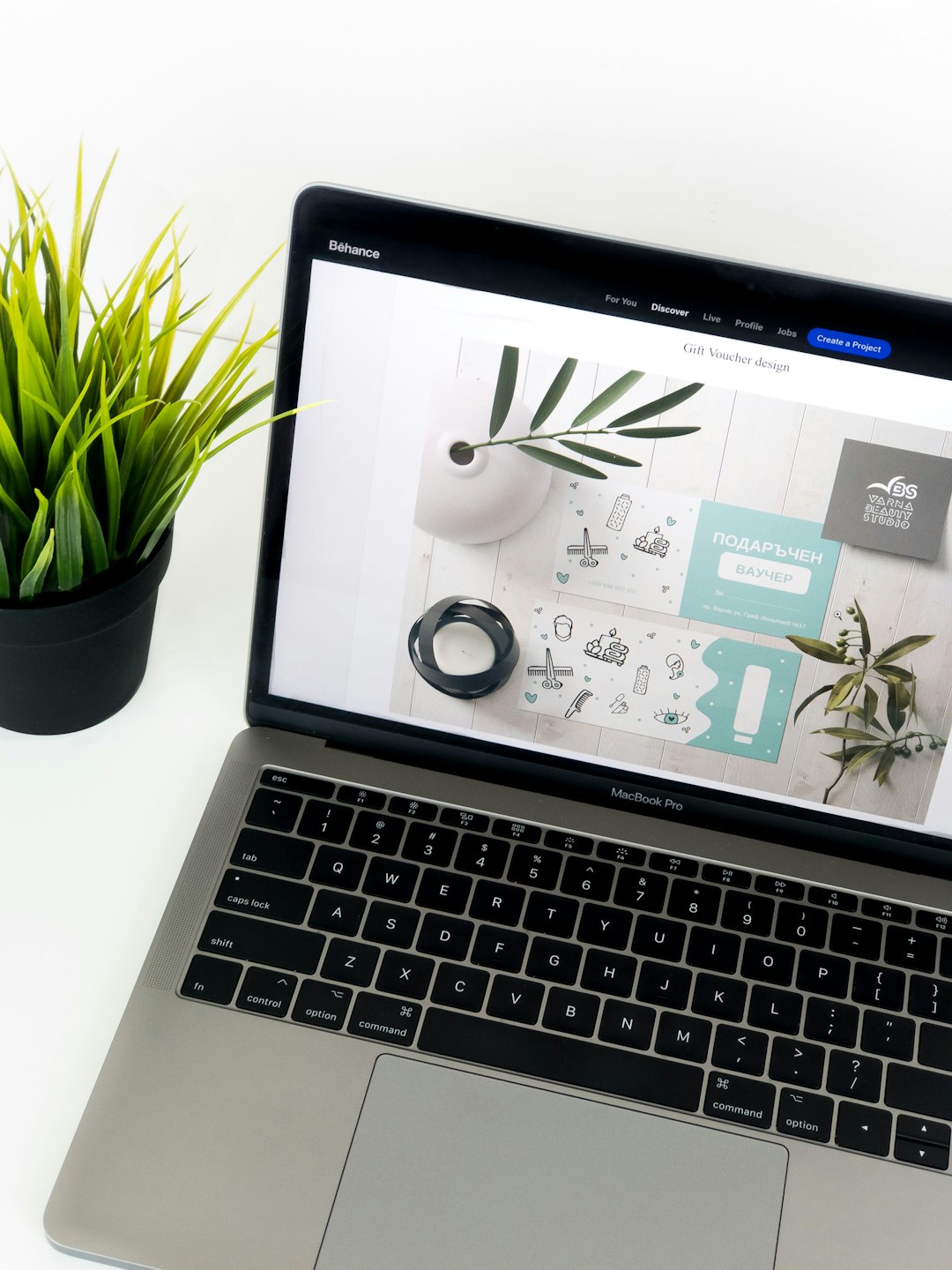 powered-on-macbook-pro-fxvl9lluzim